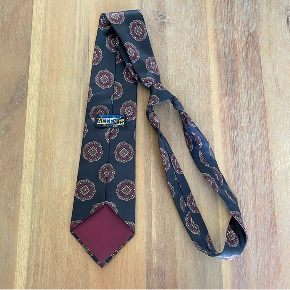 Men's Black Patterned Silk Accents Tie - Picture 7 of 10